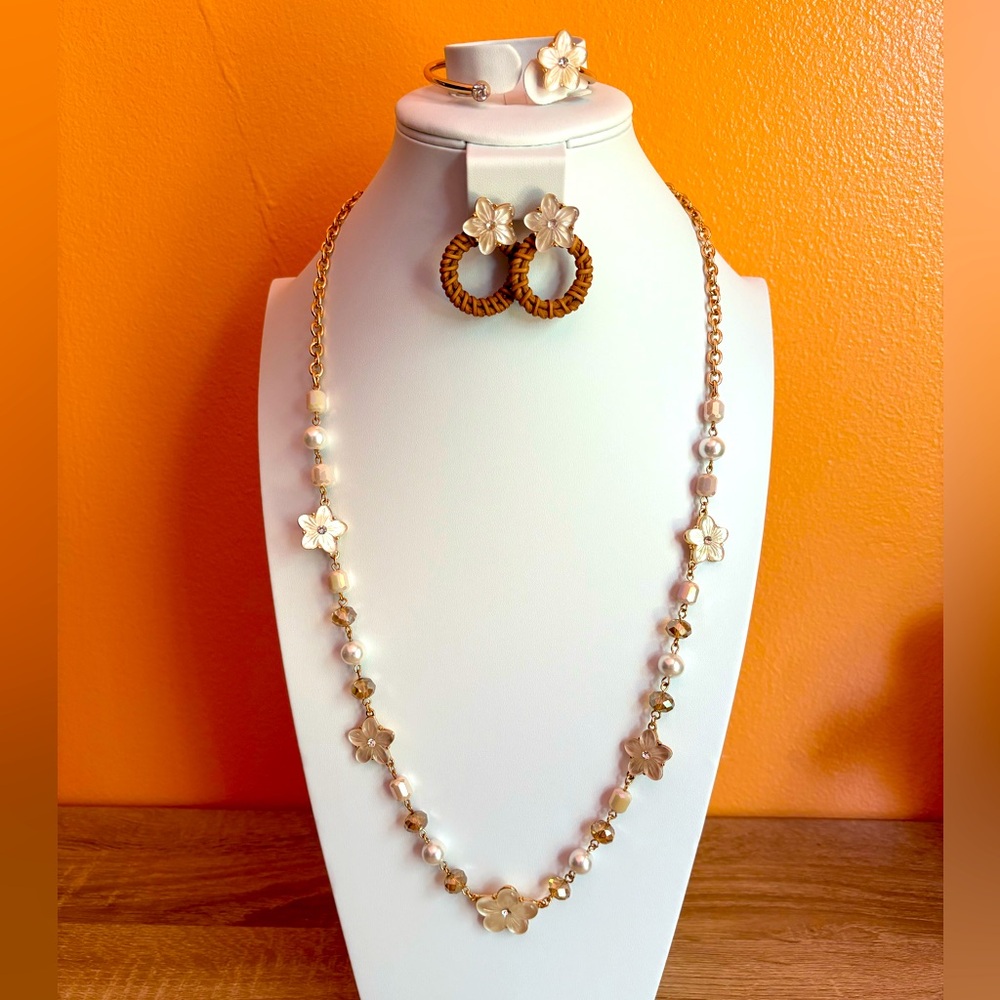 NIB Avon Blossom Breeze Jewelry Set – Necklace, Earrings & Bracelet - Picture 13 of 14